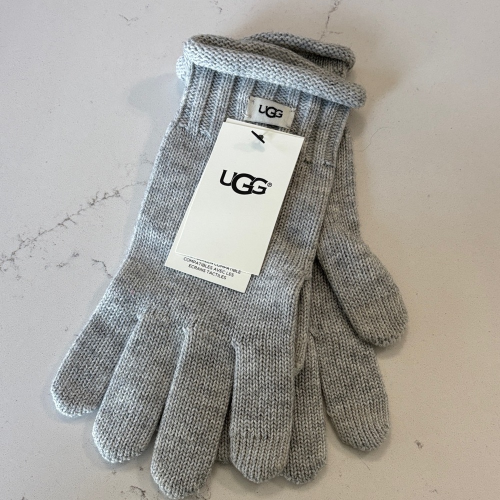 UGG women’s Gray tech Knit Gloves. NEW. NWT.  One size